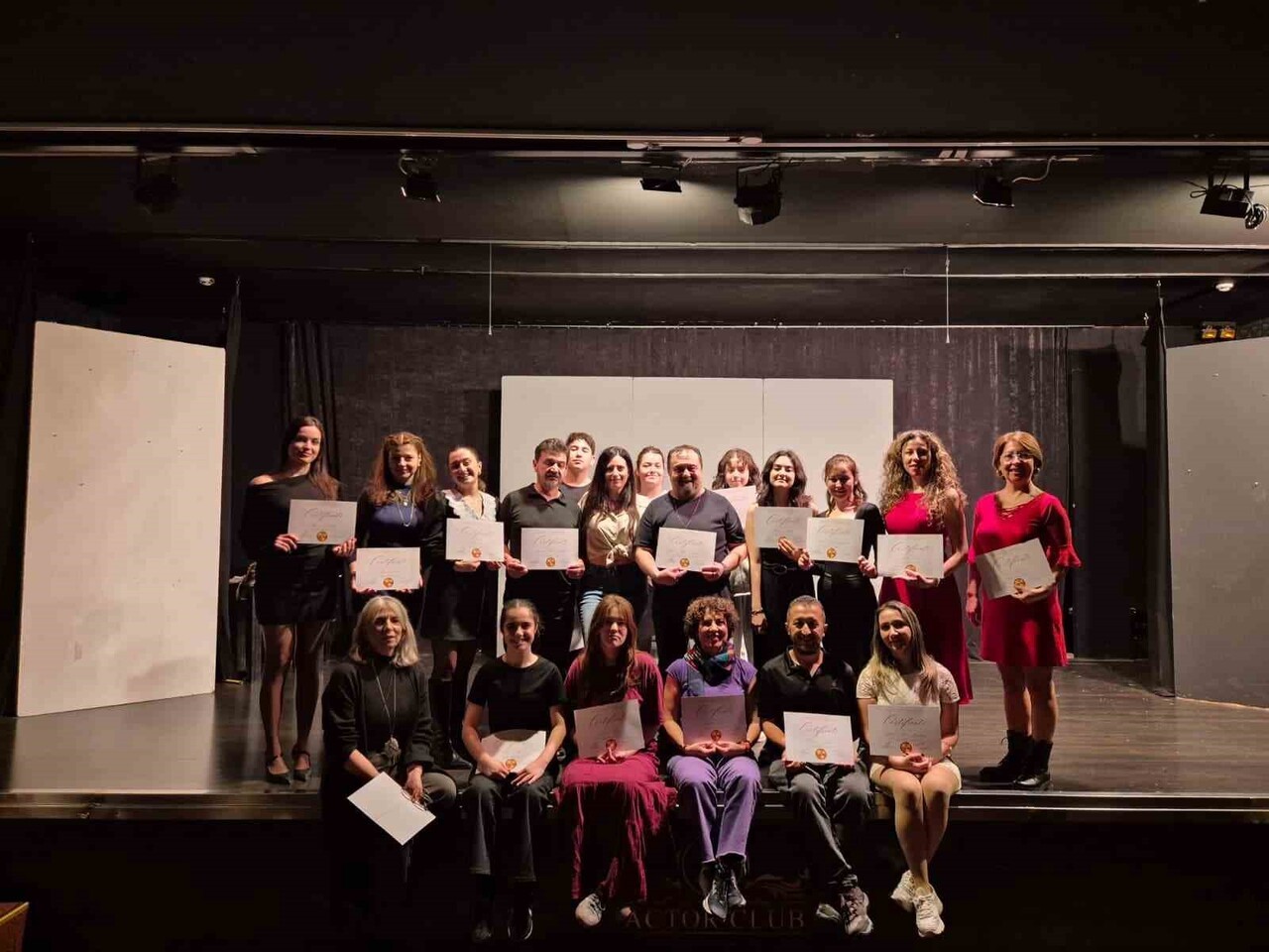 KATILIMIN YOĞUN OLDUĞU ETKİNLİKTE KAPSOUROU, OYUNCULUK TEKNİĞİ, BEDEN KULLANIMI VE SAHNE...