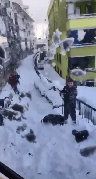 KAYDIKLARI ALANI TEMİZLEMEYE GELEN İŞ MAKİNESİNE KARTOPLARIYLA KARŞILIK VERDİLER