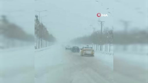 Kaygan yolda kaza kılpayı atlatıldı...O anlar kamerada