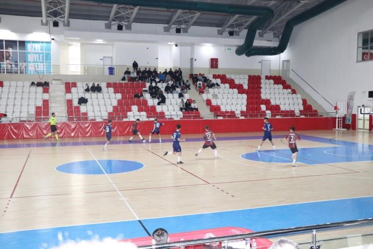 KAYMAKAM ÖZTÜRK OKUL SPORLARI GENÇ ERKEKLER FUTSAL GRUP MAÇLARINI TAKİP ETTİ