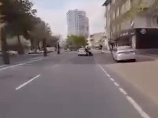 KAYSERİ'DE DÜZ YOLDA İLERLEYEN MOTOSİKLET SÜRÜCÜSÜNÜ, HATALI ŞERİT DEĞİŞTİREREK DÜŞÜREN OTOMOBİL...