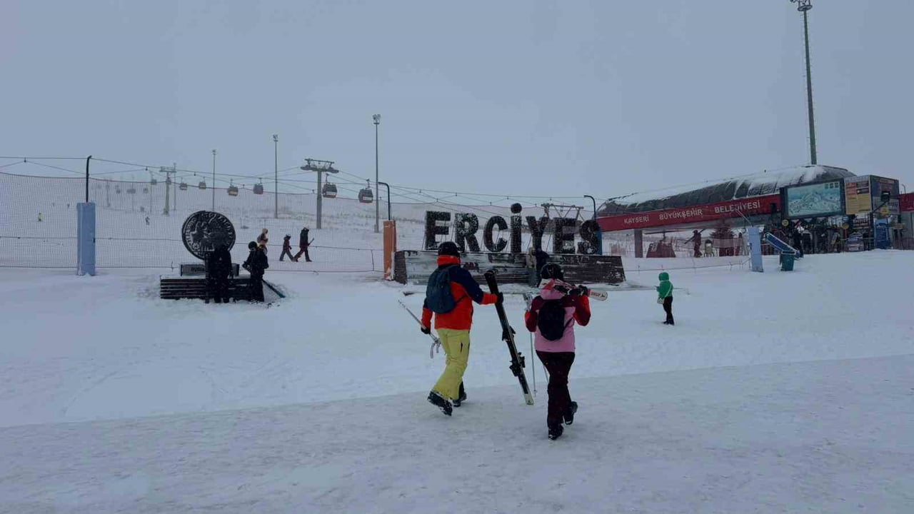 KAYSERİ'DE GECE SAATLERİNDEN İTİBAREN BAŞLAYAN KAR YAĞIŞI; BAŞTA ERCİYES OLMAK ÜZERE ŞEHİR...