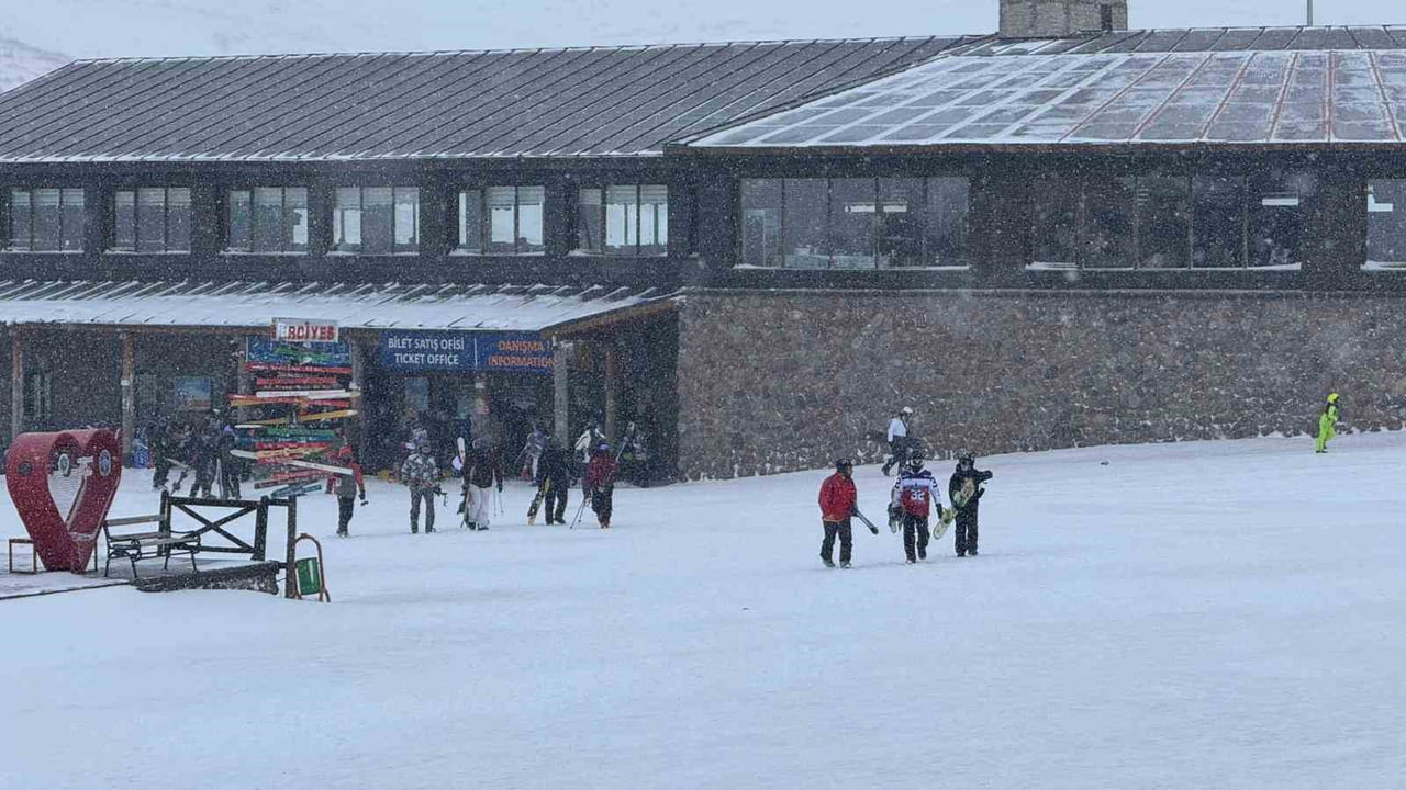 KAYSERİ'DE GECE SAATLERİNDEN İTİBAREN BAŞLAYAN KAR YAĞIŞI; BAŞTA ERCİYES OLMAK ÜZERE ŞEHİR...