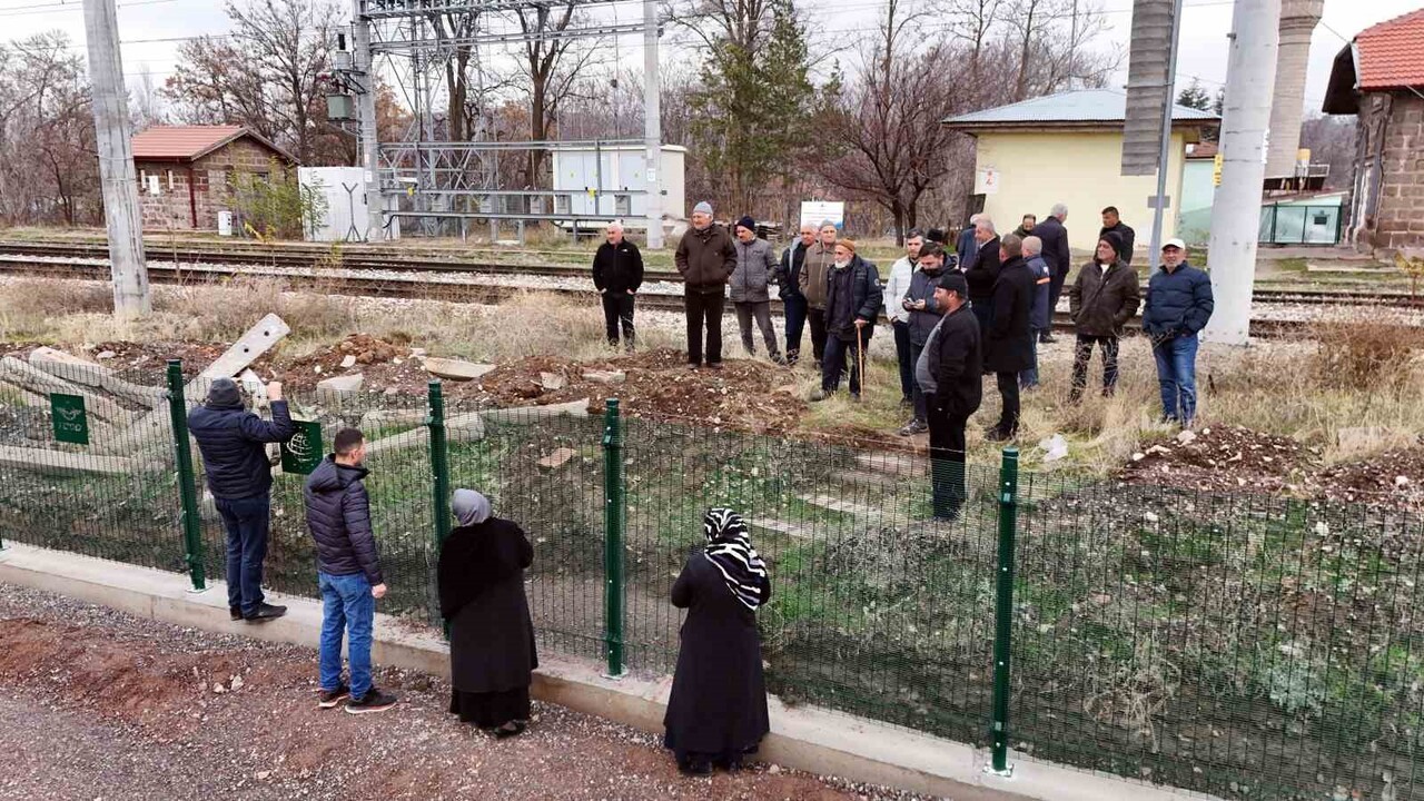 KAYSERİ'DE, KEMAL SUNAL'IN TEL ÖRGÜSÜYLE İKİYE BÖLÜNEN BİR KÖYÜN HİKAYESİNİ ANLATTIĞI PROPAGANDA...