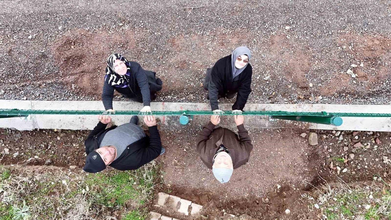 KAYSERİ'DE, KEMAL SUNAL'IN TEL ÖRGÜSÜYLE İKİYE BÖLÜNEN BİR KÖYÜN HİKAYESİNİ ANLATTIĞI PROPAGANDA...