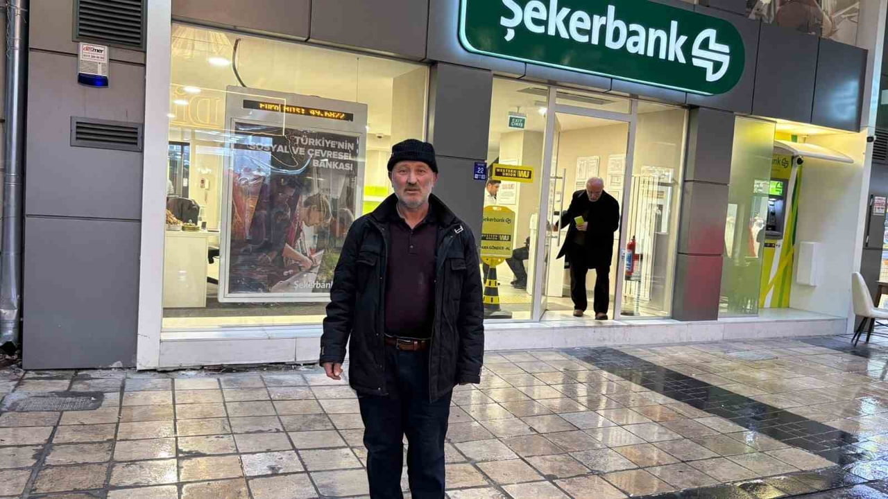 KAYSERİ'DE KENDİLERİNİ POLİS OLARAK TANITIP 'HESAPLARIN FETÖ’NÜN ELİNE GEÇTİ’ YALANIYLA BİR KİŞİYE...