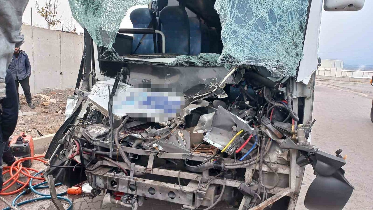 KAYSERİ'NİN İNCESU İLÇESİNDE İŞÇİ SERVİSİ TIRA ARKADAN ÇARPTI, KAZADA ÇOK SAYIDA KİŞİ...