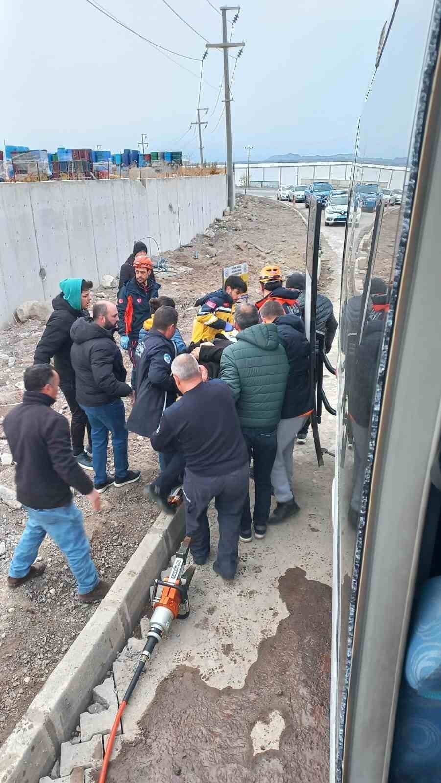 KAYSERİ'NİN İNCESU İLÇESİNDE İŞÇİ SERVİSİ TIRA ARKADAN ÇARPTI, KAZADA ÇOK SAYIDA KİŞİ...