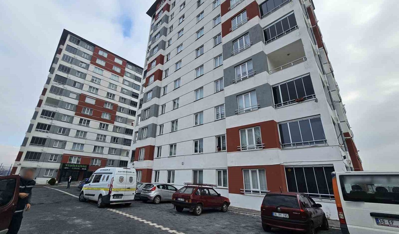 KAYSERİ'NİN MELİKGAZİ İLÇESİNDE BİR KİŞİ, EVİNİ TAŞIMAK İÇİN GELEN NAKLİYECİYİ BIÇAKLAYARAK...