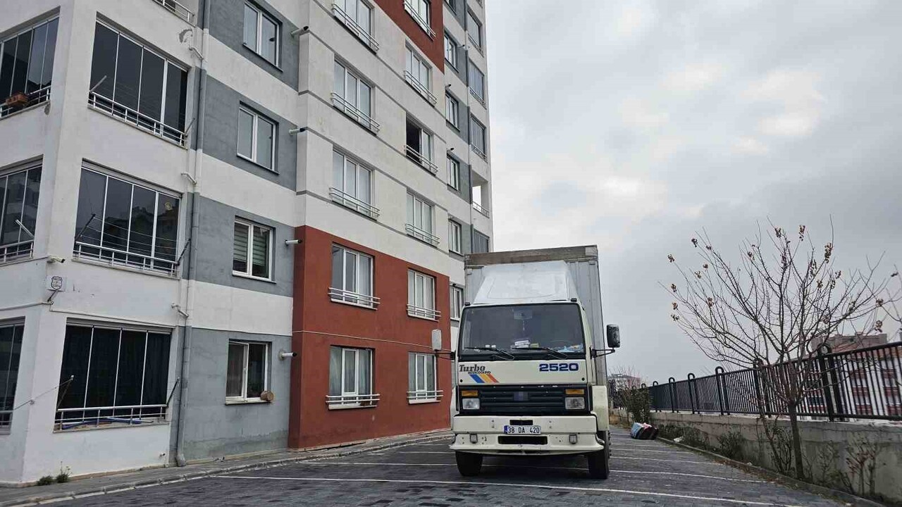 KAYSERİ'NİN MELİKGAZİ İLÇESİNDE BİR KİŞİ, EVİNİ TAŞIMAK İÇİN GELEN NAKLİYECİYİ BIÇAKLAYARAK...