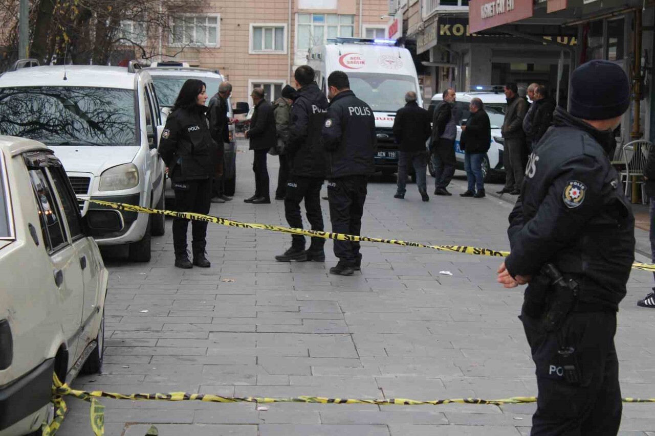 KAYSERİ'NİN MELİKGAZİ İLÇESİNDE BİR KİŞİ, YOLDAN GEÇENLERE BIÇAKLA SALDIRDI. OLAYDA 1'İ AĞIR 3...