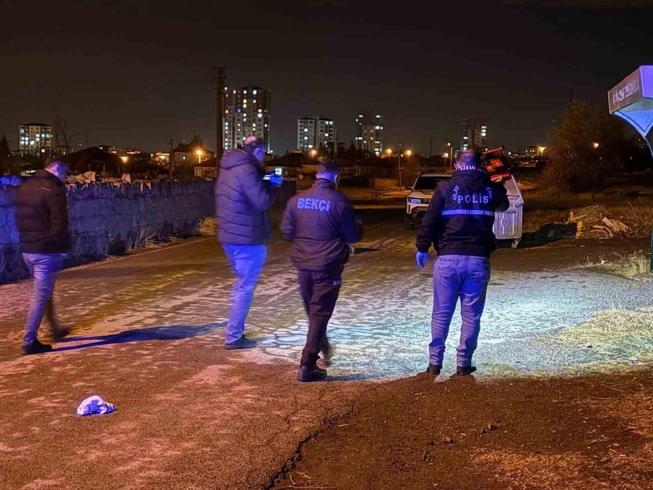 KAYSERİ'NİN MELİKGAZİ İLÇESİNDE BİR KİŞİNİN BIÇAKLA YARALANDIĞI OLAYLA İLGİLİ OLARAK POLİS...