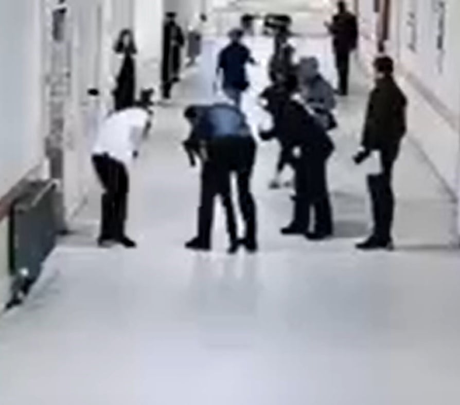 KAYSERİ'NİN MELİKGAZİ İLÇESİNDE BULUNAN BİR İLKOKULDA BOĞAZINA CİSİM KAÇAN ÖĞRENCİYİ, ÖĞRETMENLERİ...