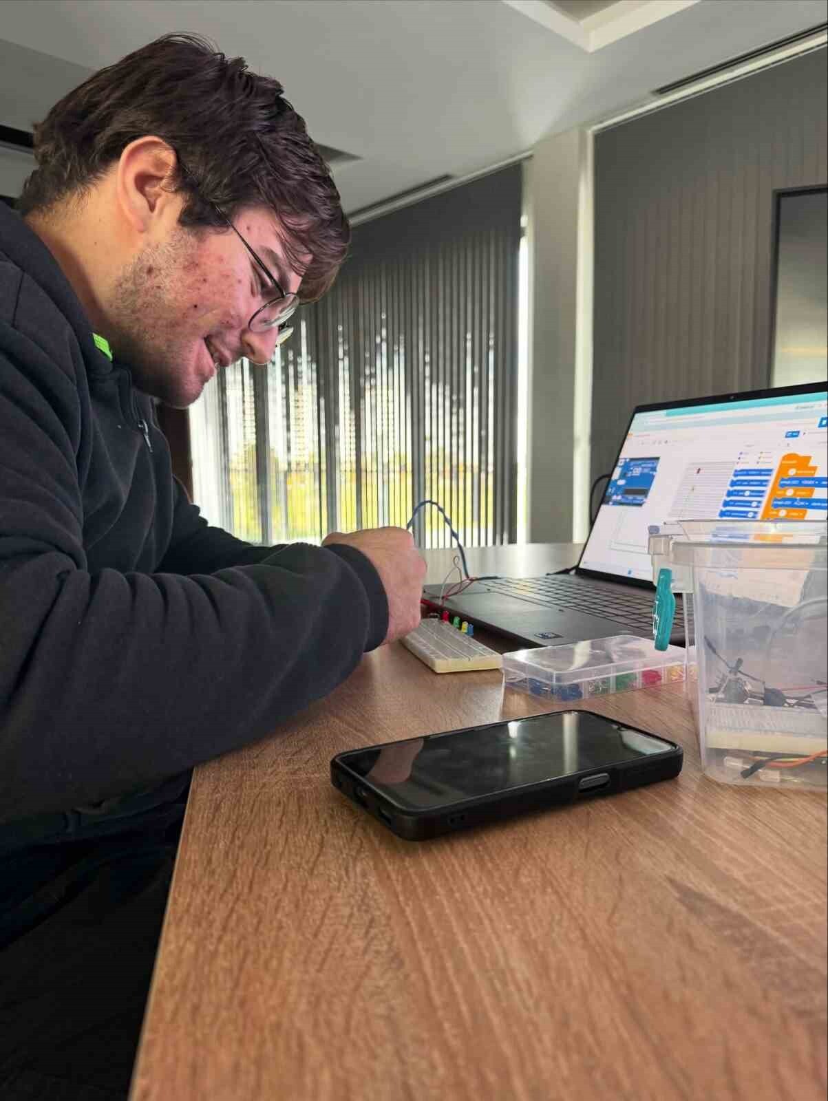 KAYSERİ BÜYÜKŞEHİR BELEDİYE BAŞKANI DR. MEMDUH BÜYÜKKILIÇ’IN ÖZEL PROJESİ OLAN BİLİŞİM AKADEMİSİ;...