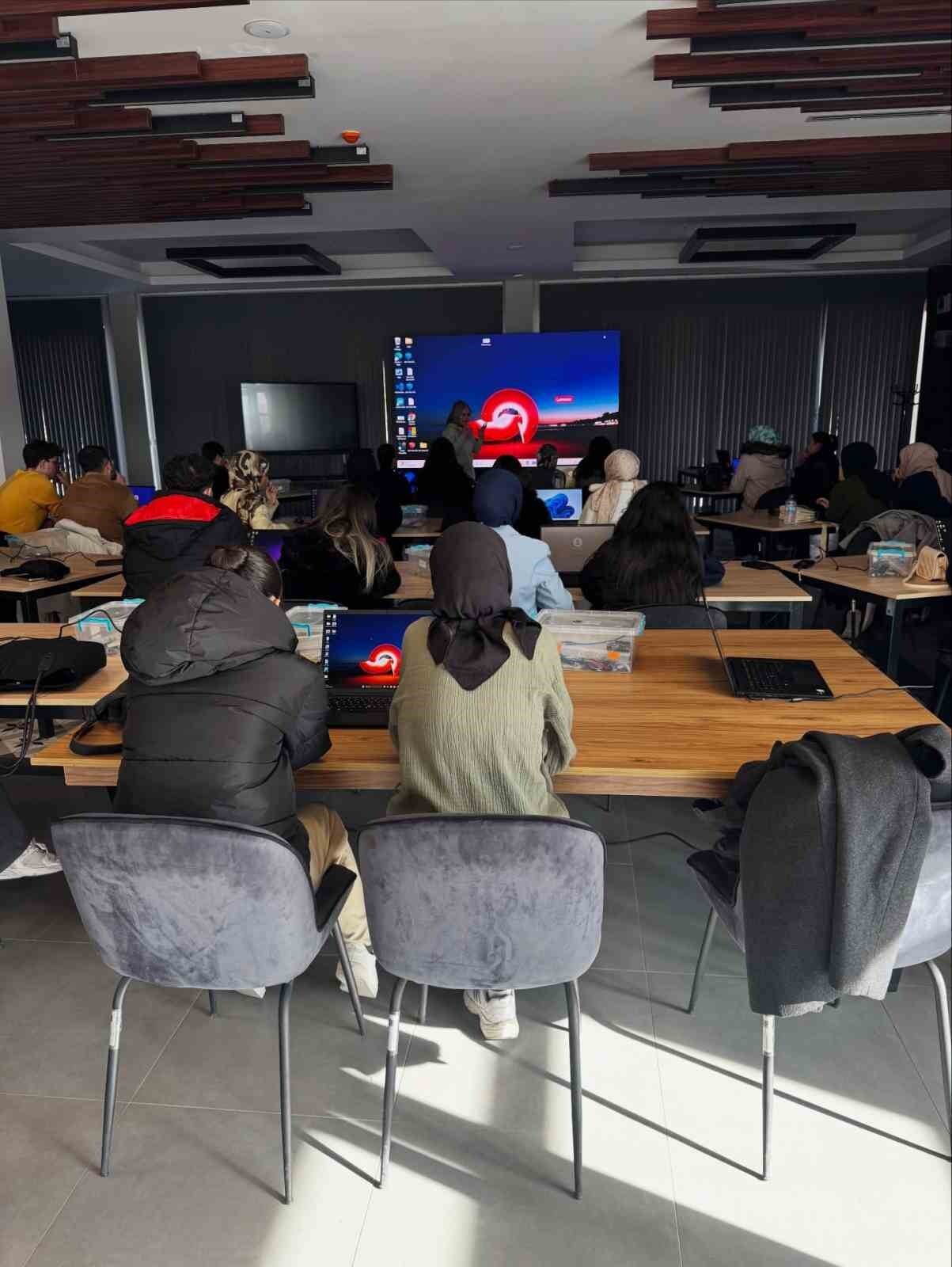 KAYSERİ BÜYÜKŞEHİR BELEDİYE BAŞKANI DR. MEMDUH BÜYÜKKILIÇ’IN ÖZEL PROJESİ OLAN BİLİŞİM AKADEMİSİ;...