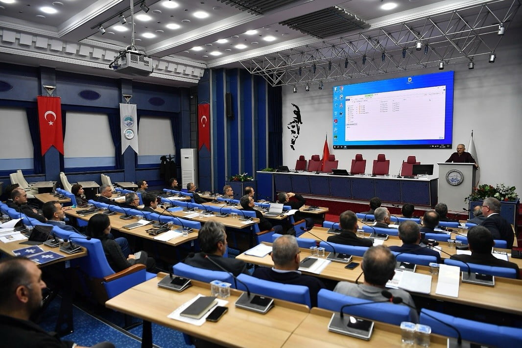 KAYSERİ BÜYÜKŞEHİR BELEDİYE BAŞKANI DR. MEMDUH BÜYÜKKILIÇ, KURMAYLARI İLE BİRLİKTE YAKLAŞIK 10...