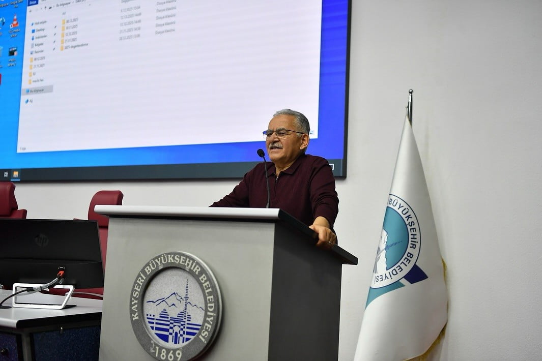 KAYSERİ BÜYÜKŞEHİR BELEDİYE BAŞKANI DR. MEMDUH BÜYÜKKILIÇ, KURMAYLARI İLE BİRLİKTE YAKLAŞIK 10...