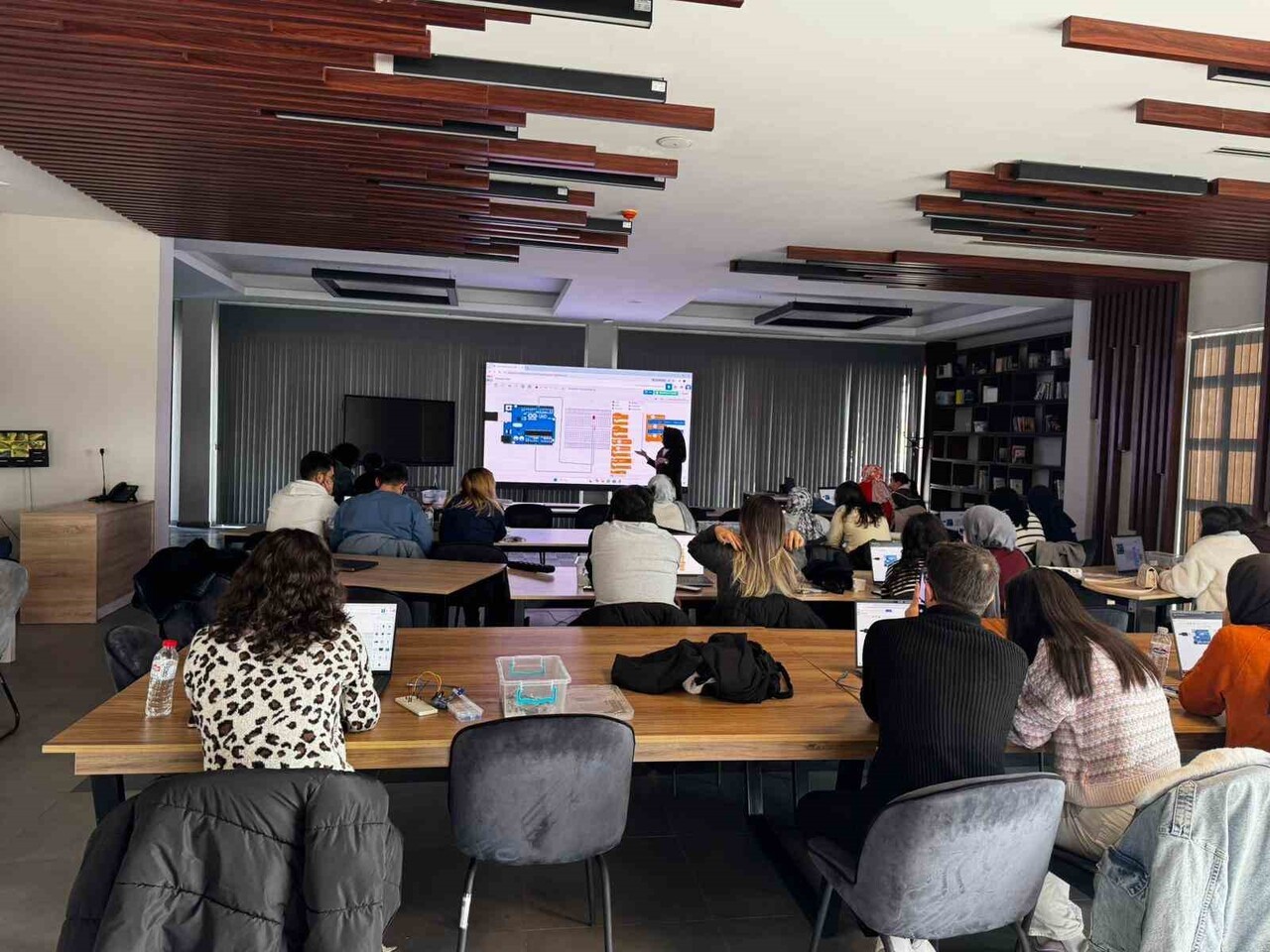 KAYSERİ BÜYÜKŞEHİR BELEDİYESİ BÜNYESİNDE FAALİYET GÖSTEREN KAYSERİ BİLİŞİM AKADEMİSİ’NDE HAFTA İÇİ...