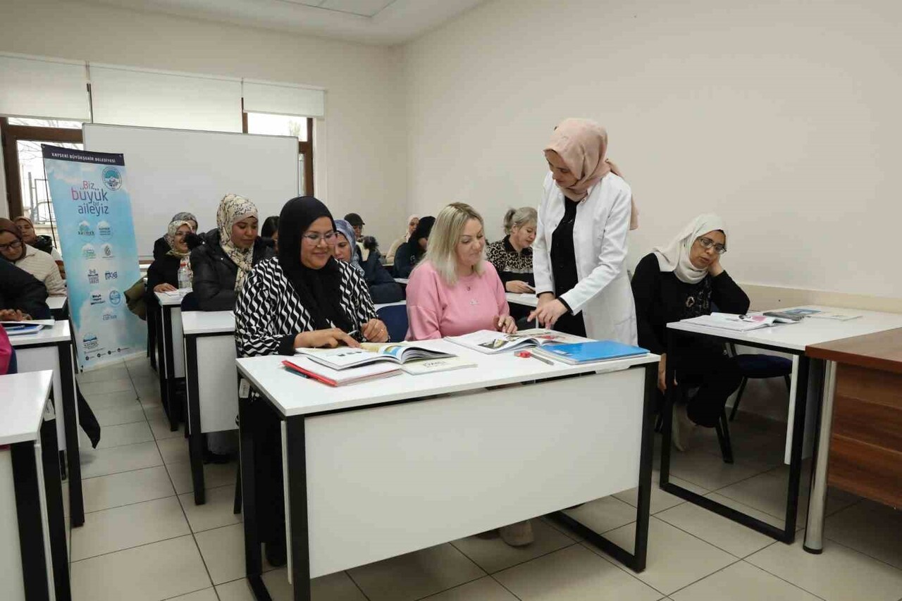 KAYSERİ BÜYÜKŞEHİR BELEDİYESİ BÜNYESİNDE HİZMET VEREN KAYMEK, FARKLI ÜLKELERDEN GELEN YABANCI...