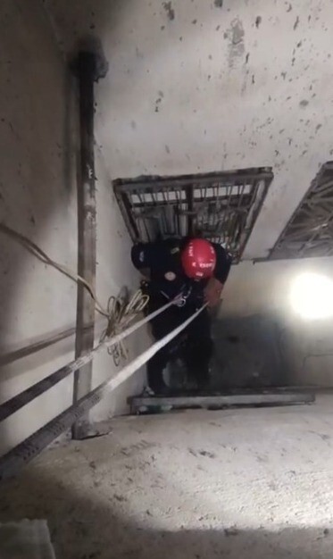 KAYSERİ BÜYÜKŞEHİR BELEDİYESİ İTFAİYE DAİRE BAŞKANLIĞI EKİPLERİ, HAVALANDIRMA BOŞLUĞUNA DÜŞEN...