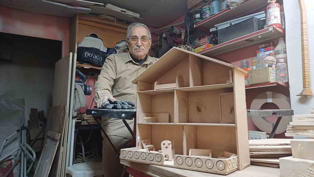 KAYSERİ’DE AHŞAP OYMACILIĞI YAPARAK ÜRETTİĞİ OYUNCAKLARLA ÇOCUKLARI SEVİNDİREN MEHMET CAN...