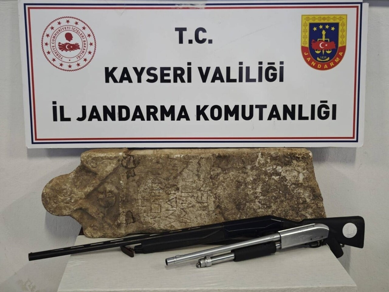 KAYSERİ’DE JANDARMA EKİPLERİ TARAFINDAN YAPILAN OPERASYONDA ROMA DÖNEMİ MEZAR STELİ ELE...