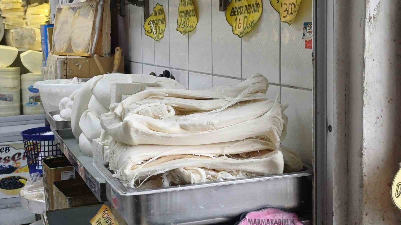 KAYSERİ’DE PEYNİR SATICILIĞI YAPAN MEHMET DENK; KALİTELİ VE LEZZETLİ PEYNİRİ ANLAMANIN PÜF...