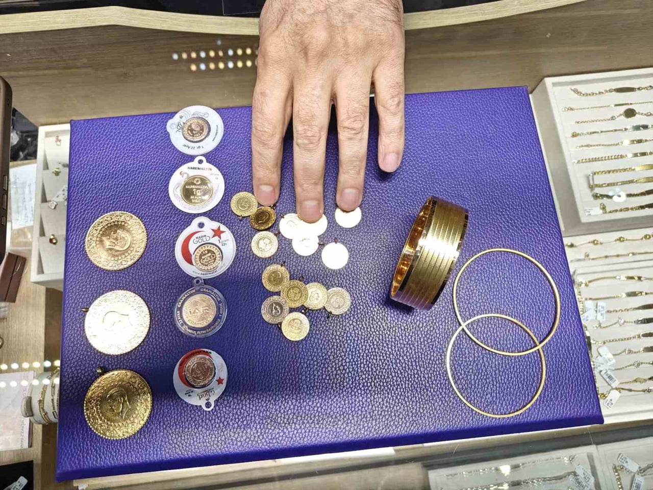 KAYSERİ’DE SARRAFLIK YAPAN MURAT POLAT, 2025 YILINDA ALTININ TAHMİNLERDEN DAHA HIZLI YÜKSELDİĞİNİ...