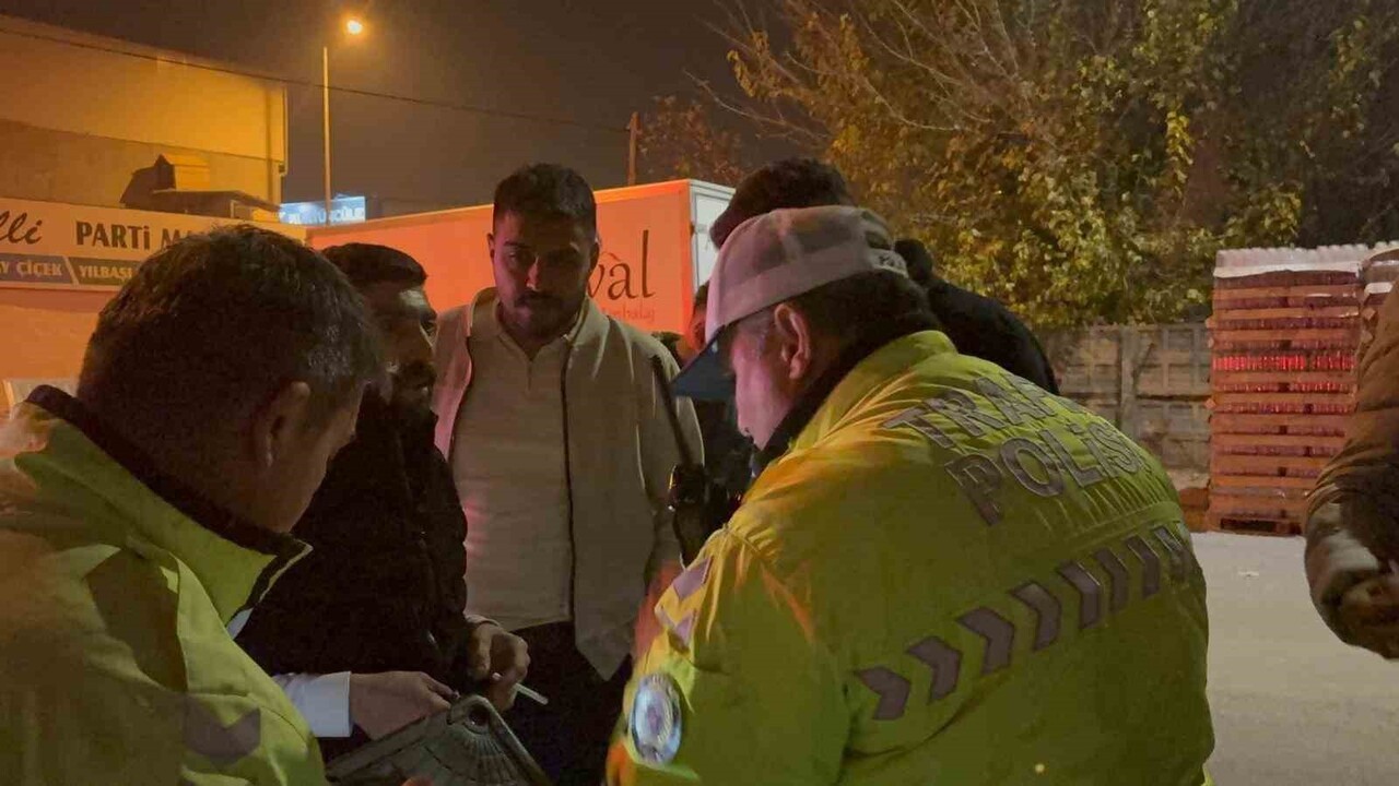 KAYSERİ’DE TERS YÖNDEN GELEREK, POLİS EKİPLERİNE ÇARPAN ALKOLLÜ SÜRÜCÜ KOVALAMACA SONUCU...