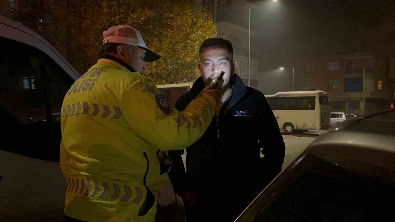 KAYSERİ’DE TERS YÖNDEN GELEREK, POLİS EKİPLERİNE ÇARPAN ALKOLLÜ SÜRÜCÜ KOVALAMACA SONUCU...