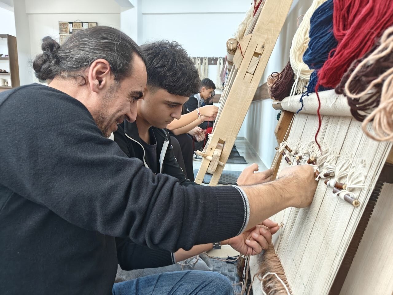 KAYSERİ’NİN BÜNYAN İLÇESİNDE BULUNAN BÜNYAN FEN LİSESİ’NDE AÇILAN HALI DOKUMA ATÖLYESİNDE...