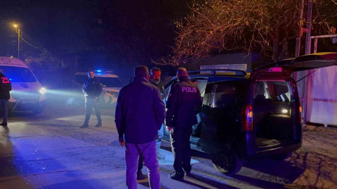 KAYSERİ’NİN KOCASİNAN İLÇESİNDE BİR CAMİNİN YANINDA ÇIKAN BIÇAKLI KAVGADA 1 KİŞİ YARALANIRKEN...