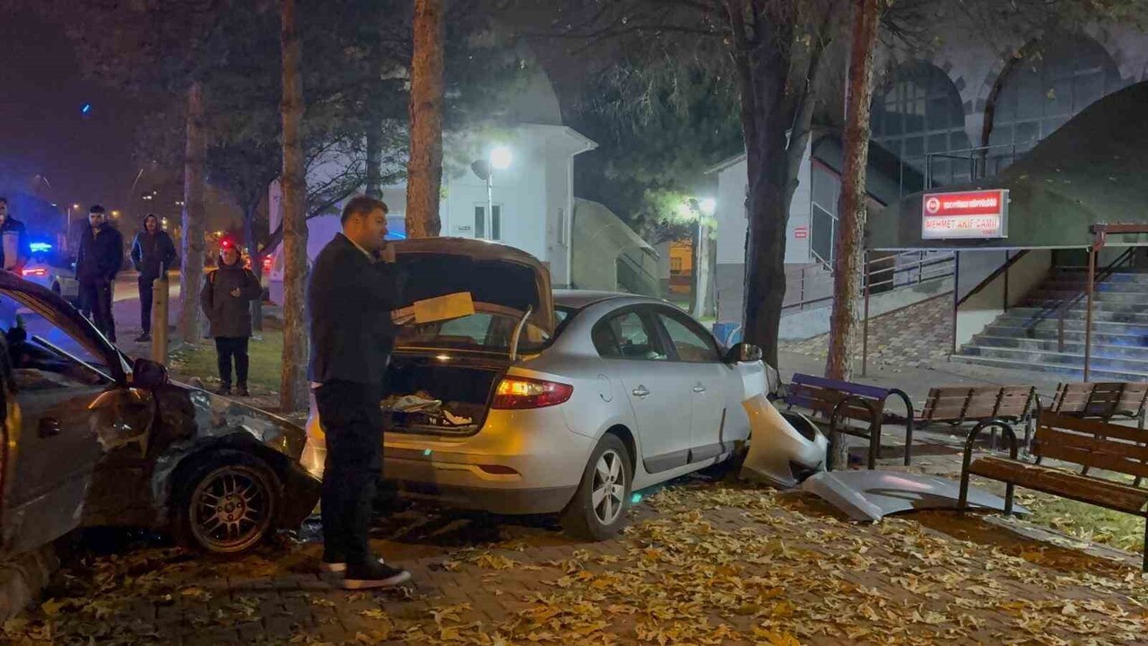 KAYSERİ’NİN KOCASİNAN İLÇESİNDE ÇARPIŞAN 2 OTOMOBİL SAVRULARAK, CAMİ BAHÇESİNE GİRDİ. KAZADA...