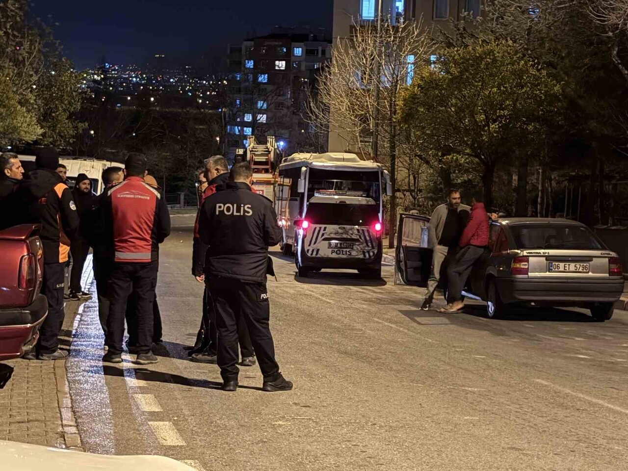 KAYSERİ’NİN MELİKGAZİ İLÇESİNDE 5. KATTAKİ EVİNİN BALKONUNA ÇIKARAK, İNTİHARA KALKIŞAN ŞAHIS 4...