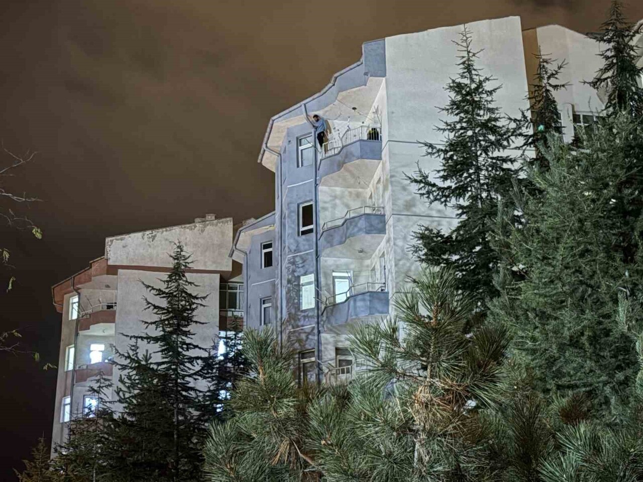 KAYSERİ’NİN MELİKGAZİ İLÇESİNDE 5. KATTAKİ EVİNİN BALKONUNA ÇIKARAK, İNTİHARA KALKIŞAN ŞAHIS 4...