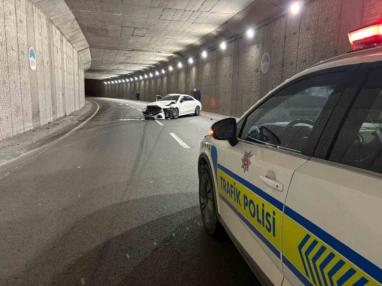 KAYSERİ’NİN MELİKGAZİ İLÇESİNDE ALKOLLÜ SÜRÜCÜNÜN KARIŞTIĞI KAZADA LÜKS OTOMOBİL PERT OLURKEN...