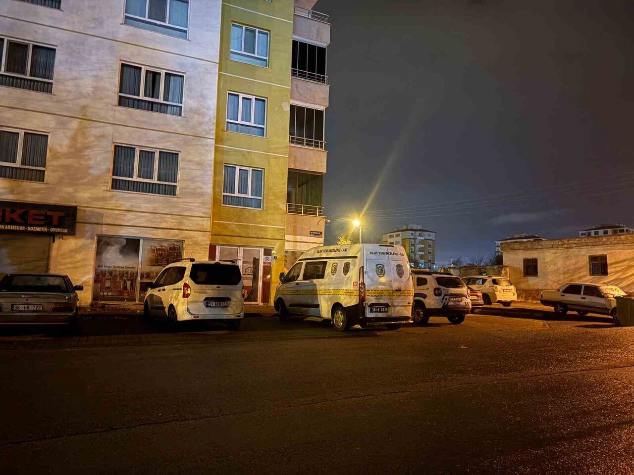 KAYSERİ’NİN MELİKGAZİ İLÇESİNDE BABA VE OĞLU ARASINDA ÇIKAN KAVGADA KAN AKTI. BIÇAKLA YARALANAN...