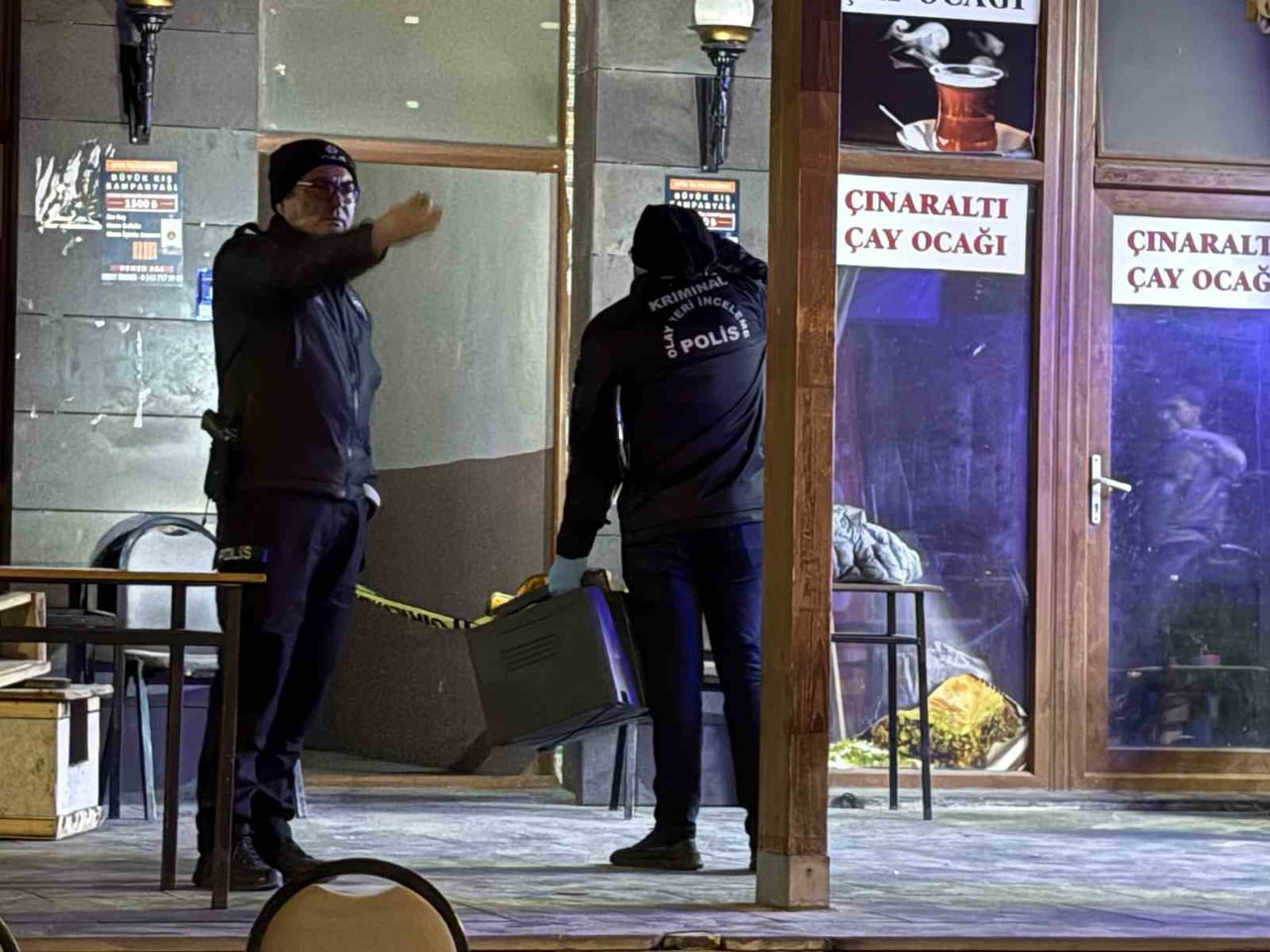 KAYSERİ’NİN MELİKGAZİ İLÇESİNDE BİR OYUN SALONUNDA 2 ŞAHIS ARASINDAN ÇIKAN BIÇAKLI KAVGADA 1 KİŞİ...