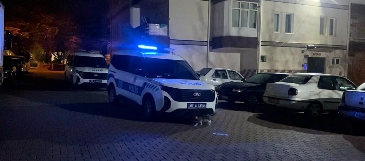 KAYSERİ’NİN MELİKGAZİ İLÇESİNDE HUSUMETLİLER ARASINDA ÇIKAN BIÇAKLI KAVGADA 1 KİŞİ YARALANIRKEN...