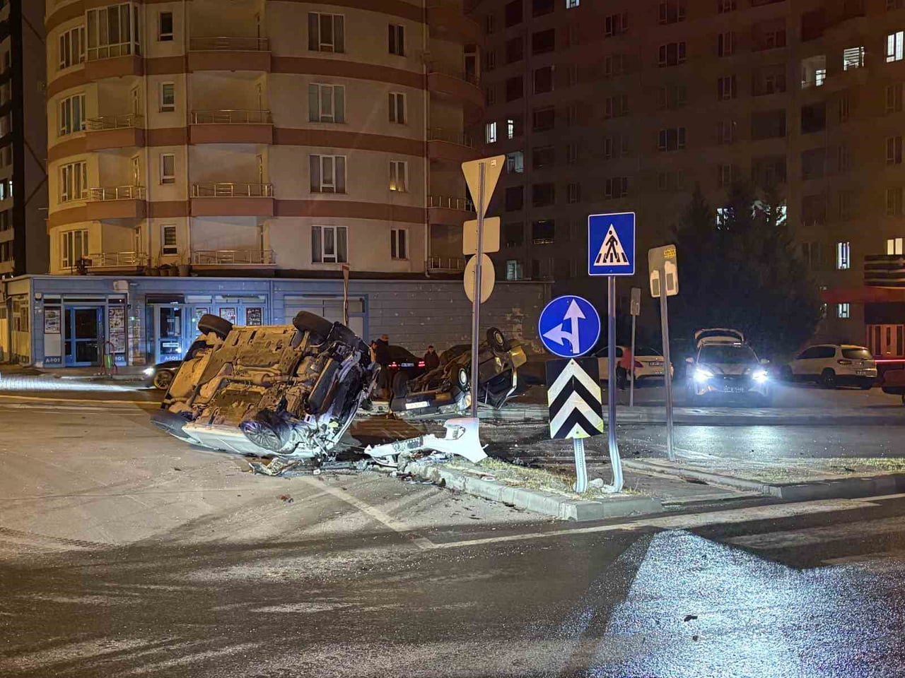 KAYSERİ’NİN MELİKGAZİ İLÇESİNDE KAVŞAKTA MEYDANA GELEN TRAFİK KAZASINDA, OTOMOBİLLERDEN BİRİ YAN...