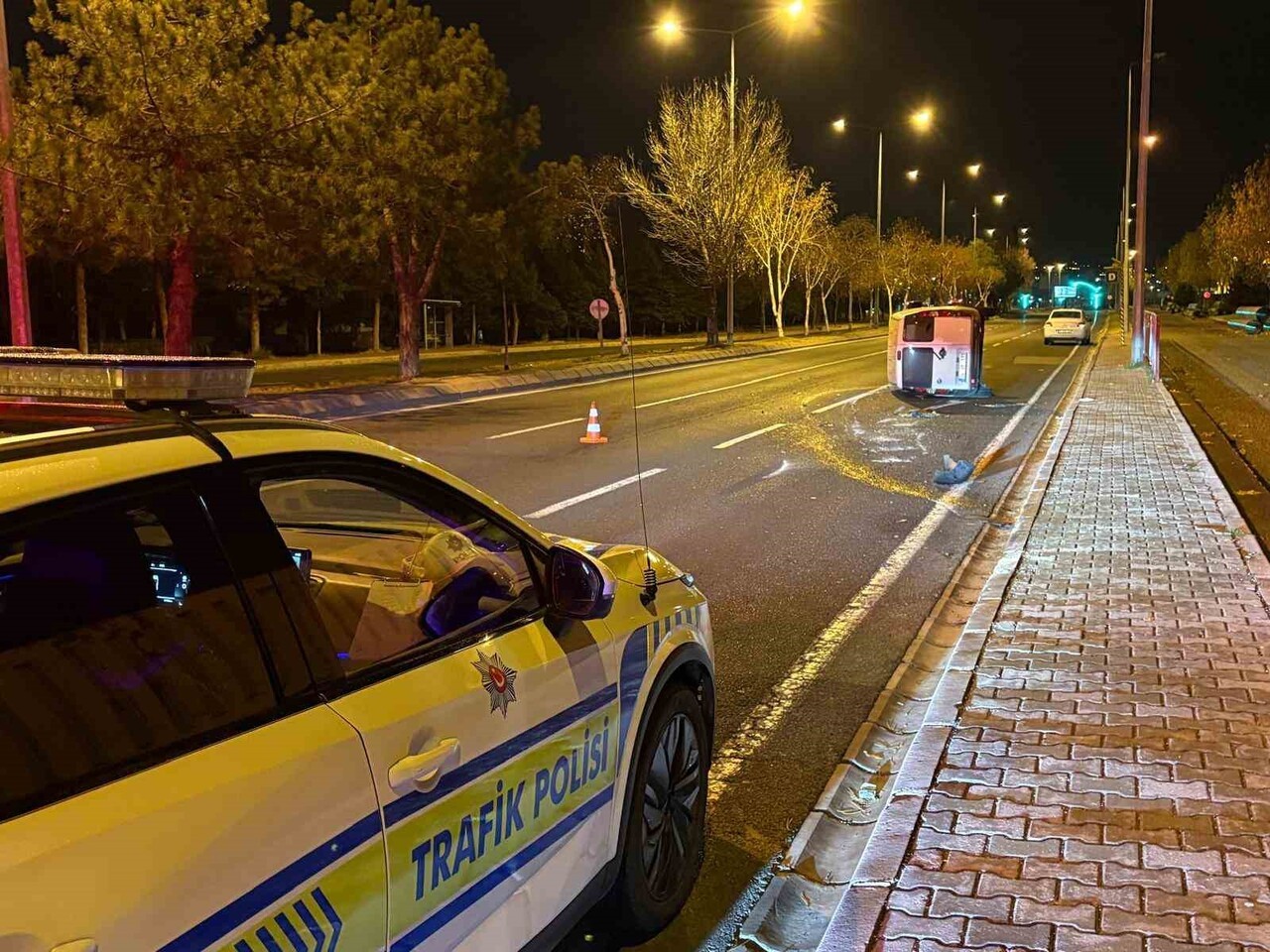 KAYSERİ’NİN MELİKGAZİ İLÇESİNDE ÖNÜNE KÖPEK ÇIKAN HAFİF TİCARİ ARAÇ SÜRÜCÜSÜNÜN DİREKSİYON...