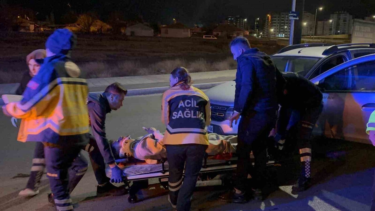 KAYSERİ’NİN MELİKGAZİ İLÇESİNDE OTOMOBİL İLE TİCARİ TAKSİNİN ÇARPIŞTIĞI KAZADA 2 KİŞİ YARALANDI....