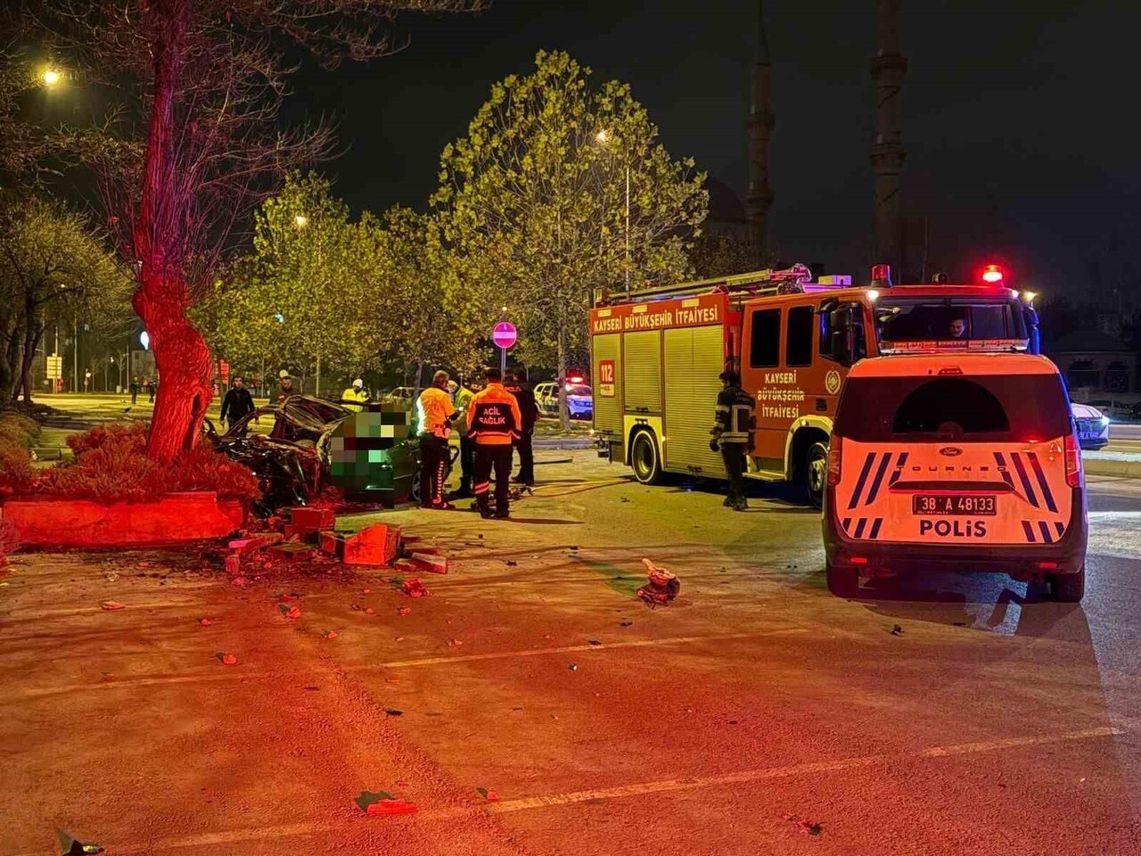 KAYSERİ’NİN MELİKGAZİ İLÇESİNDE SÜRÜCÜSÜNÜN DİREKSİYON HAKİMİYETİNİ KAYBETTİĞİ OTOMOBİL, KALDIRIMA...