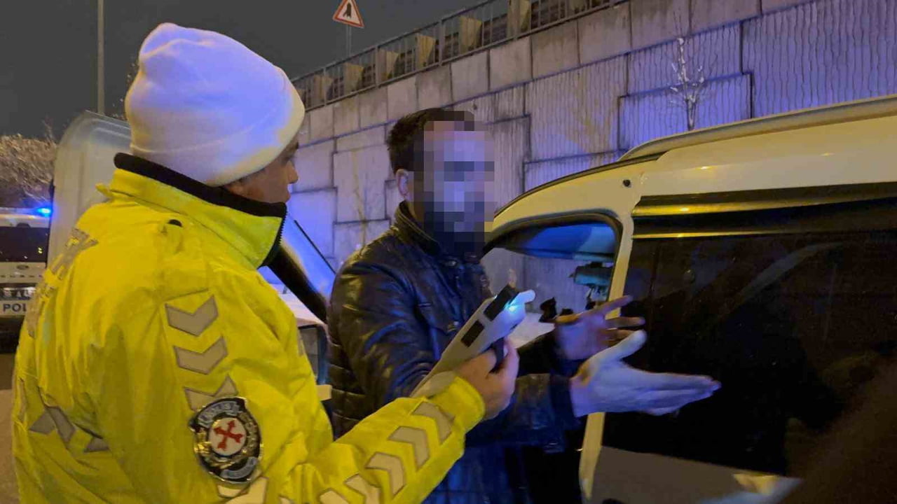 KAYSERİ’NİN MELİKGAZİ İLÇESİNDE VATANDAŞLAR TARAFINDAN KAZA YAPTIĞI HALDE TRAFİKTE İLERLEDİĞİ...