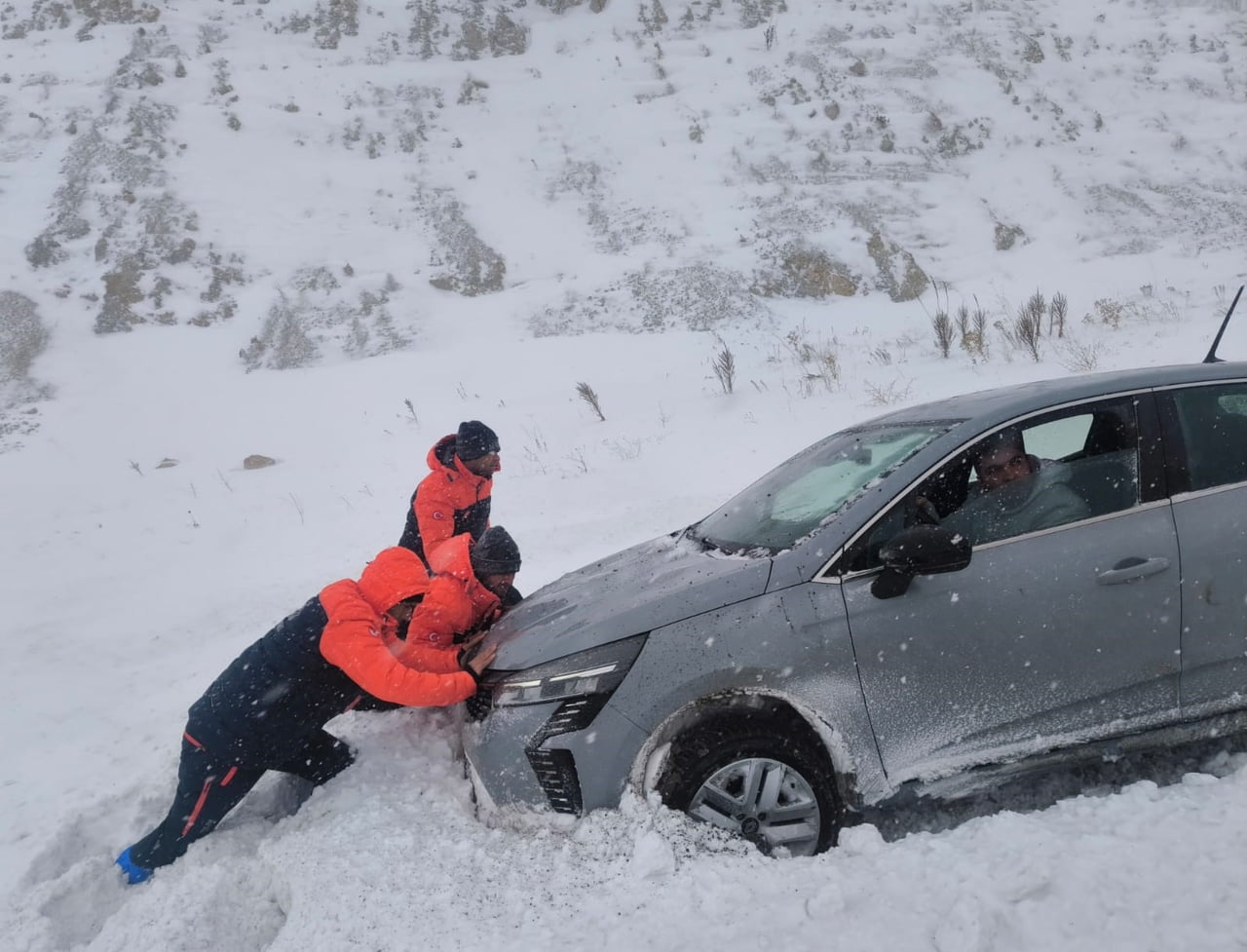 KAYSERİ’NİN SARIZ İLÇESİNDE KAR YAĞIŞI NEDENİ İLE KAYARAK KAZA YAPAN VE MAHSUR KALAN ARAÇLARA AFAD...