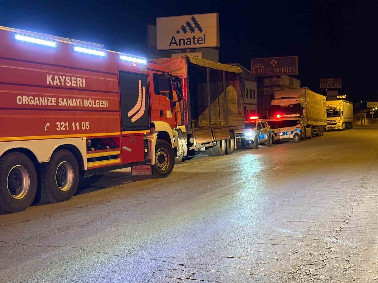 KAYSERİ ORGANİZE SANAYİ BÖLGESİ'NDE (OSB) BİR MOBİLYA FABRİKASININ BAHÇESİNDE ÇIKAN YANGIN HANGARA...