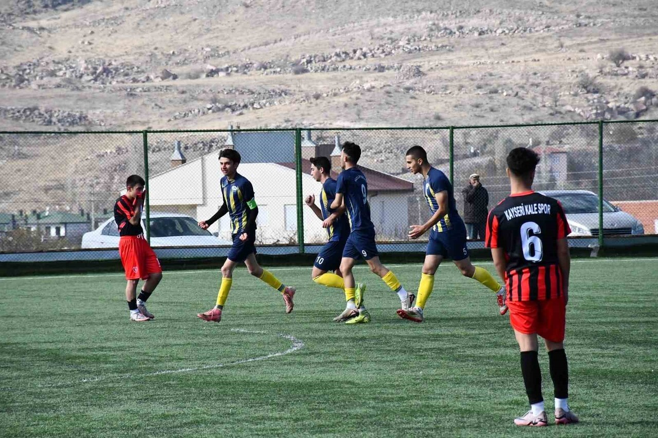 KAYSERİ U18 LİGİ B GRUBU'NDA HAFTA SONU OYNANAN HACILAR ERCİYESSPOR İLE KALESPOR 1-1 BERABERE...