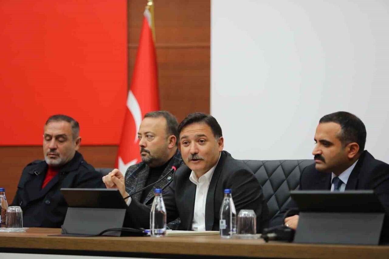 KAYSERİ VALİSİ GÖKMEN ÇİÇEK, NEVŞEHİR REHBERLER ODASI BAŞKANI ÖZAY ONUR VE REHBERLER ODASI’NA...