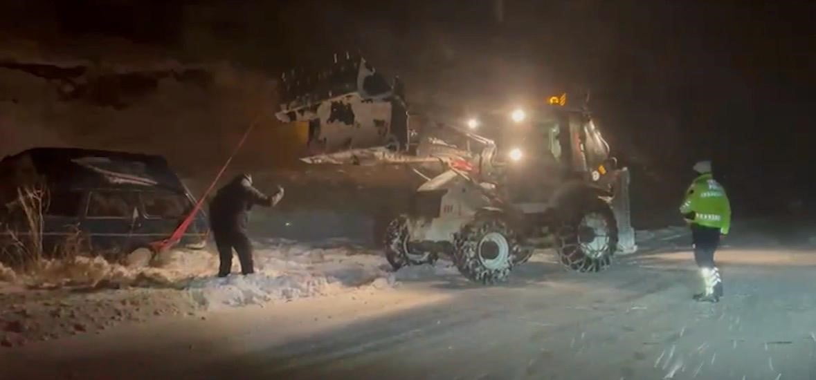 KAYSERİNİN HACILAR İLÇESİNDE YOLDAN ÇIKARAK, KARA SAPLANAN OTOMOBİL VE OTOMOBİLDE BULUNAN 3 KİŞİ...