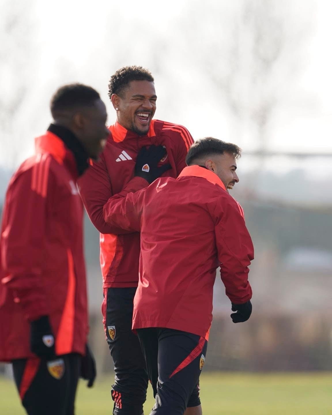 KAYSERİSPOR’DA TEKNİK HEYET VE FUTBOLCULAR DEVRE ARASI İZNİNE AYRILDI. SARI KIRMIZILAR, İKİNCİ...